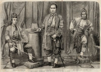 Porträts der siamesischen Botschafter, die 1857 nach England kamen. Von links nach rechts: Cha Mun Mondr Bidacks, Vertreter des zweiten Königs von Siam, Phya Mantri Suriyawanse und Chau Mun Sarbbedh Bhacty, Botschafter des ersten Königs. Gravur in „The i von Unknown artist