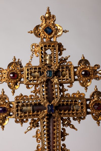Reliquienkreuz. Goldschmiedekunst mit Juwelen. Herkunft Abtei Saint-Amand Tournai, ex-Elnone. 16. Jahrhundert. Detail Mitte des Kreuzes. von Unknown artist