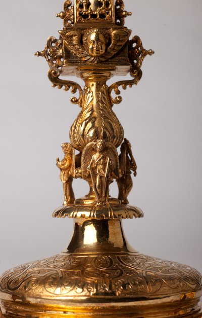 Reliquienkreuz. Goldschmiedekunst mit Juwelen. Herkunft Abtei Saint-Amand Tournai, ex-Elnone. 16. Jahrhundert. (Detail) von Unknown artist