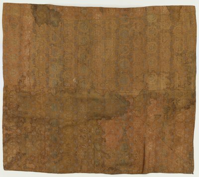 Brokade, Seide. Ein Tempelüberwurf. In vier zusammengenähten Teilen und mit Asa gefüttert von Unknown artist