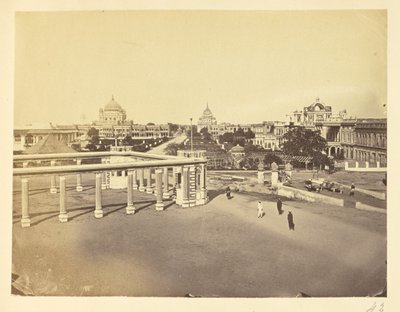 [Geriffelte Säulen und Innenhof im Kaiserbagh, Lucknow] von Unknown artist