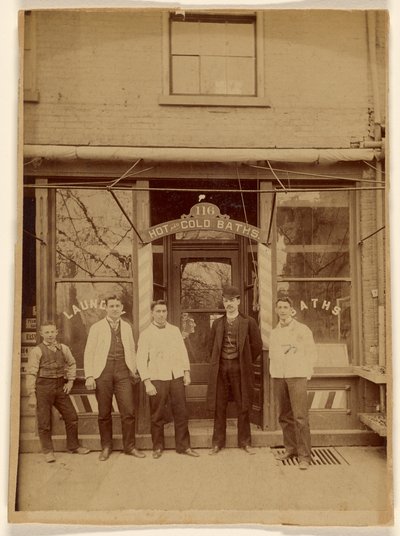 Vier Männer und ein Junge vor einem öffentlichen Badehaus von Unknown artist