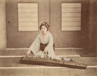 Japanische Frau spielt Koto von Unknown artist
