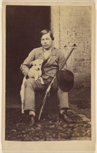 Mann sitzt mit einem weißen Hund, einem Gewehr und einem Hut auf seinem Bein von Unknown artist