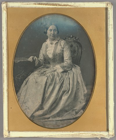 Porträt einer sitzenden Frau in langem, fließendem Kleid von Unknown artist