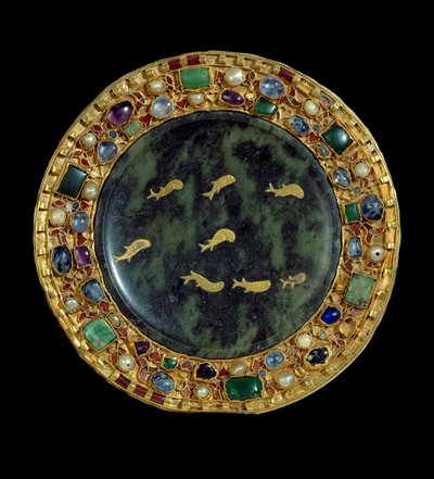 Religiöses Objekt: Serpentinpatene aus dem 1. Jahrhundert v. Chr. oder dem Unteren Römischen Reich und Goldrahmen mit Perlen und Edelsteinen aus der Zeit Karls des Kahlen (850-900 n. Chr.). Paris, Louvre Museum von Unknown artist