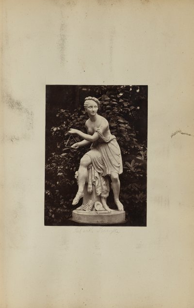 Statue eines Mädchens mit Dreieck von Unknown artist