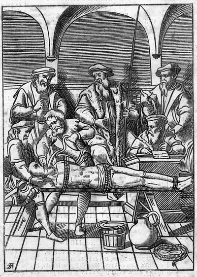 Folter im Mittelalter: die Wasserfrage. Mit Schnüren gebunden, wird Wasser auf ein Tuch gegossen, das in den Rachen gedrückt wird. Gravur des 18. Jahrhunderts nach einer Gravur des Mittelalters von Unknown artist