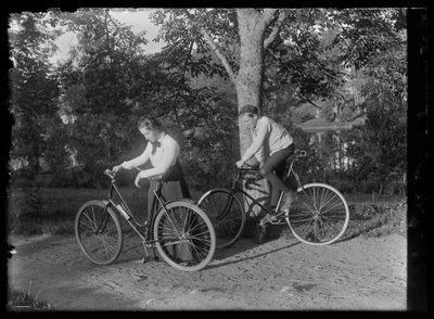 Elsa und Guido Simberg beim Aufbruch zum Radfahren von Unknown artist/maker