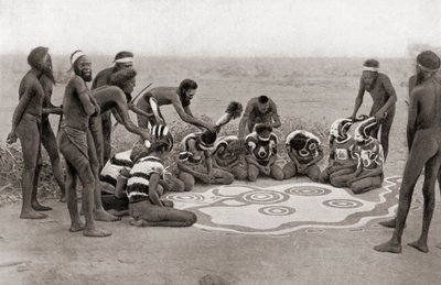 Eine totemische Zeremonie des Warramunga-Stammes, Australien von Unknown photographer