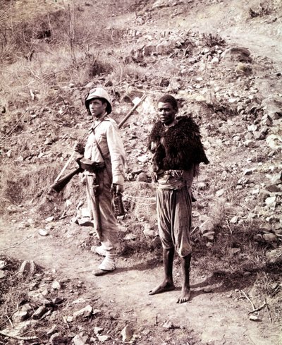 Ein italienischer Soldat und ein abessinischer Gefangener auf dem Weg nach Ghinda von Unknown photographer