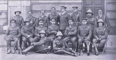 Col Owen, Major Boole-Smith und die anderen Offiziere der Dragoon Guards, aus After Pretoria: Der Guerillakrieg, veröffentlicht von Harmsworth Bros Limited von Unknown photographer