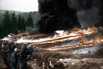 Französische Soldaten benutzen Flammenwerfer aus den Schützengräben, Chemin des Dames von Unknown photographer