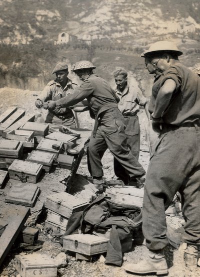 Deutsche Minen, die von Pionieren der sechsten südafrikanischen Panzerdivision während der Räumung der Autobahn und der Umgebung in Vado gehoben wurden, während des neuen alliierten Vormarsches von Unknown photographer