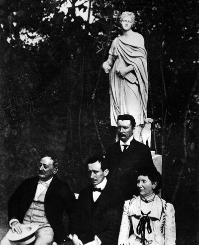 Guglielmo Marconi (1874-1937), italienischer Physiker und Erfinder mit seinen Eltern und Bruder Alfonso in Pontecchio im Jahr 1897. von Unknown photographer