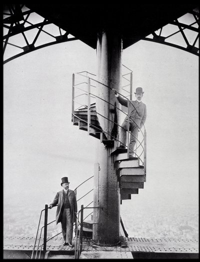 Gustave Eiffel und sein Schwiegersohn Adolphe Salles auf der Treppe des Eiffelturms, Paris von Unknown photographer