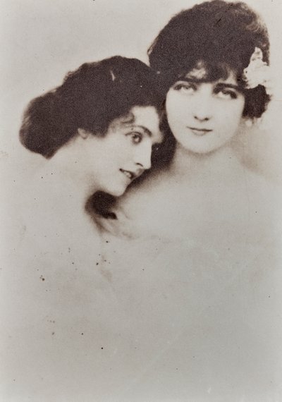 Halbporträt von zwei jungen Frauen in einer liebevollen Pose von Unknown photographer