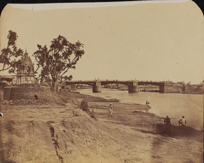 Eisenbrücke mit steinernen Pfeilern, mit Zivilisten im Vordergrund, Gumti-Fluss, Lucknow von Unknown photographer