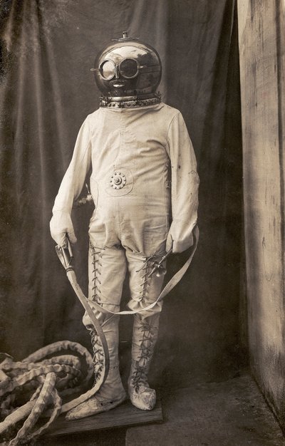 Mann mit Taucheranzug zum Schutz vor Feuer von Unknown photographer