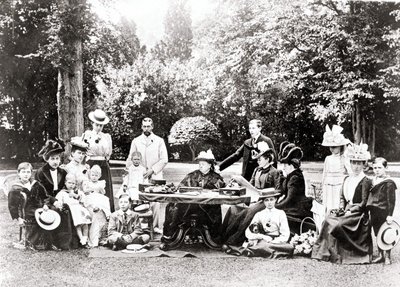 Mitglieder der britischen Königsfamilie, darunter König George V, König Edward VIII, um Königin Victoria auf einer Gartenparty von Unknown photographer
