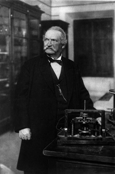 Porträt von Antonio Pacinotti, italienischer Physiker (1841-1912) mit seinem Ring (Anello) von Unknown photographer