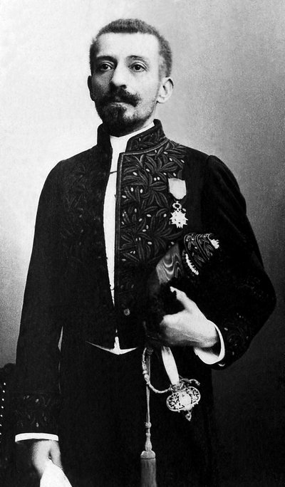 Porträt von Pierre Loti (1850-1923), Schriftsteller und Offizier der französischen Marine, in akademischer Kleidung. von Unknown photographer