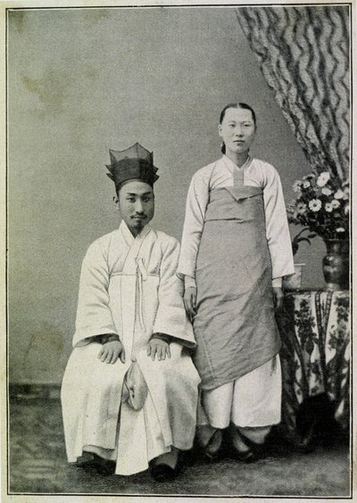 Porträt eines koreanischen Beamten und seiner Frau Ende des 19. Jahrhunderts von Unknown photographer