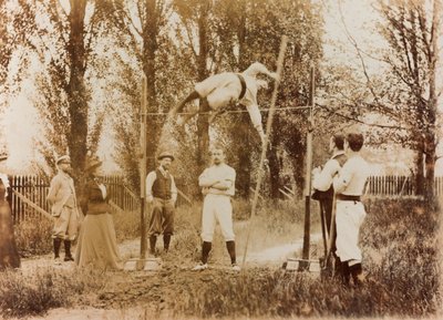 Porträt eines Mannes, der vor einigen Zuschauern Stabhochsprung trainiert von Unknown photographer