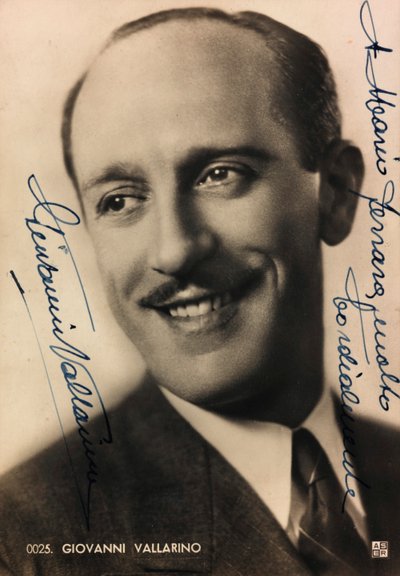 Porträt mit Widmung und Autogramm des italienischen Sängers Giovanni Vallarino; Postkarte von Unknown photographer