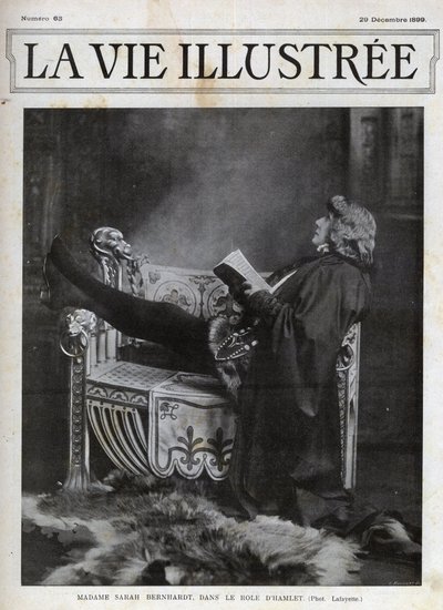 Sarah Bernhardt (1844-1923) in der Rolle des Hamlet von Shakespeare - Titelblatt des Illustrierten Lebens von 1899 von Unknown photographer