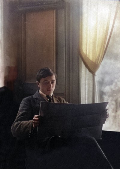 Junger Mann liest die Morgenzeitung, Frankreich von Unknown photographer