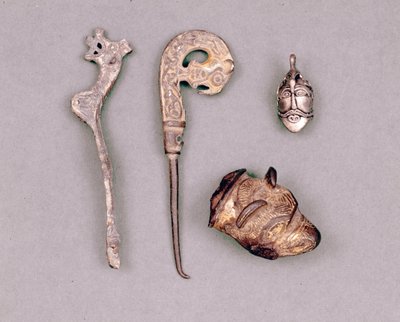Verschiedene Stücke von Apparaten und Wikingerjuwelen, oben rechts eine Darstellung der Gottheit Odin. Stockholm, Historiska Museet von Viking Viking