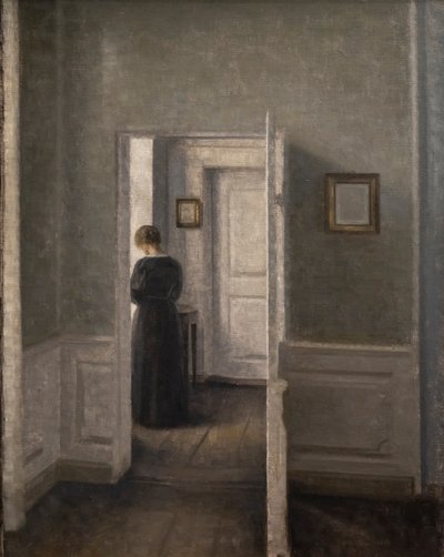 Innenraum mit einer stehenden Frau von Vilhelm Hammershoi