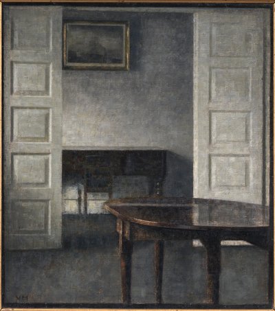 Die Flügeltüren stehen offen zu einem dahinter liegenden Raum mit einem geschlossenen Klavier von Vilhelm Hammershøi