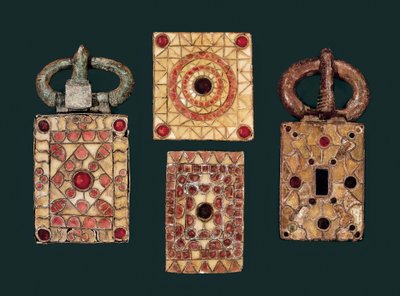 Metallohrringe verziert mit Gold und Granat, 7. Jahrhundert (Gold und Granat) von Visigothic