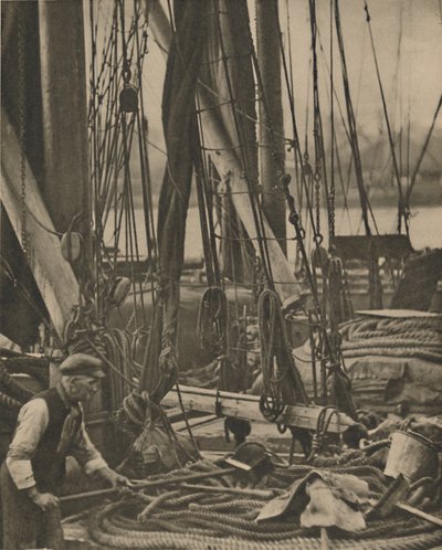 Am Fuß des Mastes auf einer Themse-Barke, um 1935 von Walter Benington