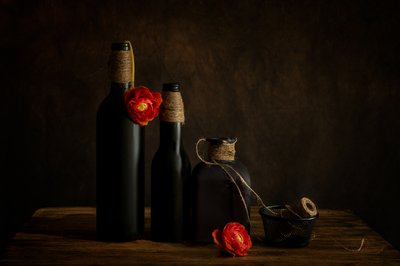 Dunkle Flaschen und Blüte von Wendy Xu