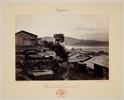 Fusiyama. Haus und Berg Fuji im Hintergrund von Wilhelm J. Burger