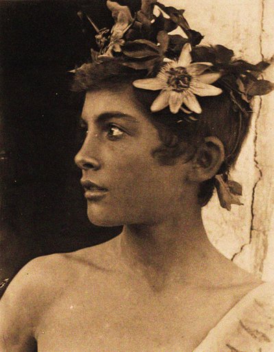 Studie eines sizilianischen Jungen mit Passionsblumen im Haar, Sizilien, ca. 1899 von Baron Wilhelm von Gloeden