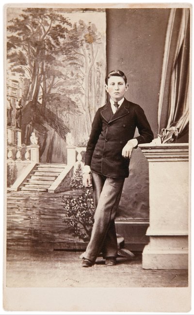 Studio-Porträt eines jungen Mannes vor gemaltem Hintergrund mit Treppe und Garten von William Bentley