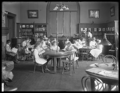 Kinder lesen im Lesesaal einer nicht identifizierten Filiale der Queens Borough Public Library, ca. 1910 von William Davis Hassler
