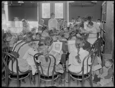 Kinder lesen im Lesesaal einer nicht identifizierten Filiale der Queens Borough Public Library, ca. 1910 von William Davis Hassler