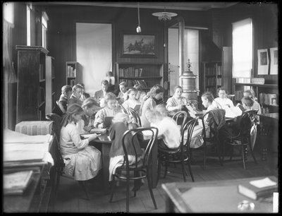Kinder lesen im Lesesaal einer nicht identifizierten Filiale der Queens Borough Public Library, ca. 1910 von William Davis Hassler
