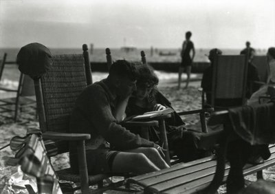 Paar liest am Strand, Coney Island, ca. 1910-21 von William Davis Hassler