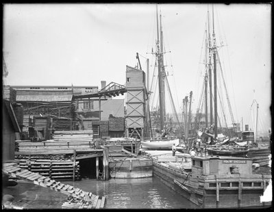 Docks und Boote an einem nicht identifizierten Ufer, möglicherweise Harlem River, Inwood, New York, ca. 1910 von William Davis Hassler