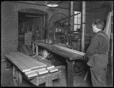 Kantenschneiden von Holz für die Sargherstellung, Oneida, New York, 3. April 1916 von William Davis Hassler
