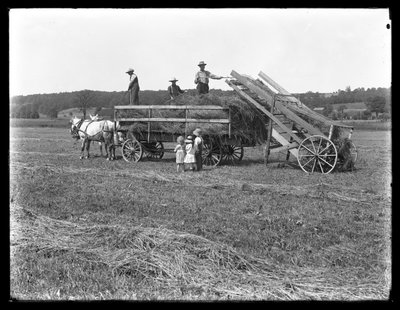 Landarbeiter laden Heu auf einen pferdegezogenen Heuwagen, während drei Kinder zuschauen, McCready Farm, Crawford County, Pennsylvania, ca. 1913 von William Davis Hassler