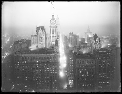 Hochwinkelige neblige Nachtansicht von Lower Manhattan nach Norden, mit dem Singer Building, Woolworth Building und Municipal Building sichtbar, um 1913 von William Davis Hassler