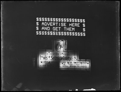 Leuchtreklame für Werbung und Flutlichtschild für Selznick Enterprises, New York City, Januar 1917 von William Davis Hassler