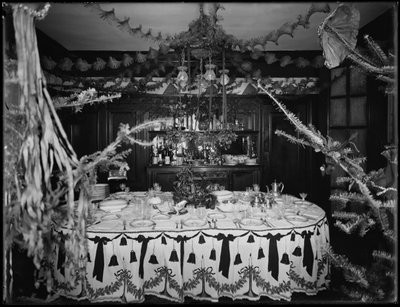 Innenraum der Residenz von Mr. und Mrs. William Mill Butler, dekoriert für Weihnachten, 4. Januar 1917 von William Davis Hassler